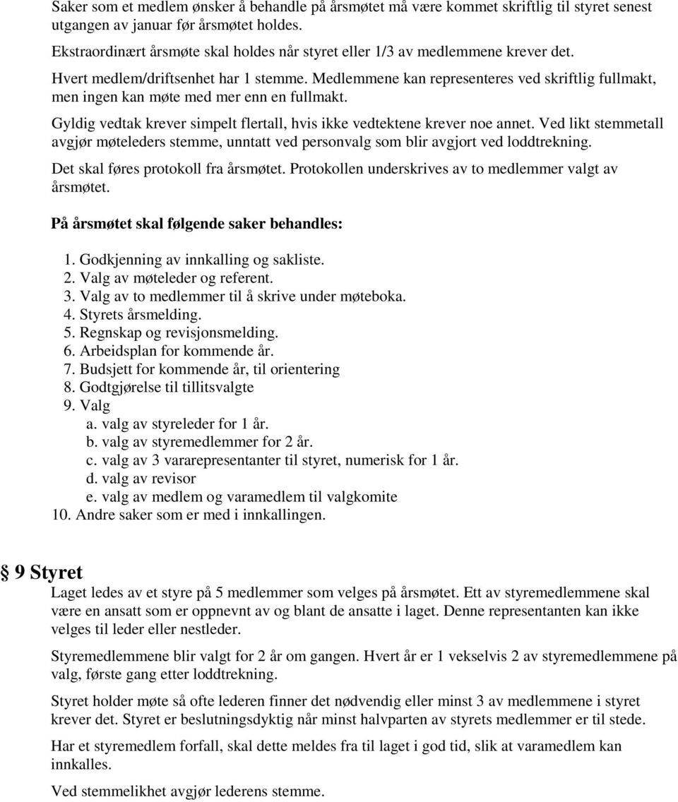 Medlemmene kan representeres ved skriftlig fullmakt, men ingen kan møte med mer enn en fullmakt. Gyldig vedtak krever simpelt flertall, hvis ikke vedtektene krever noe annet.