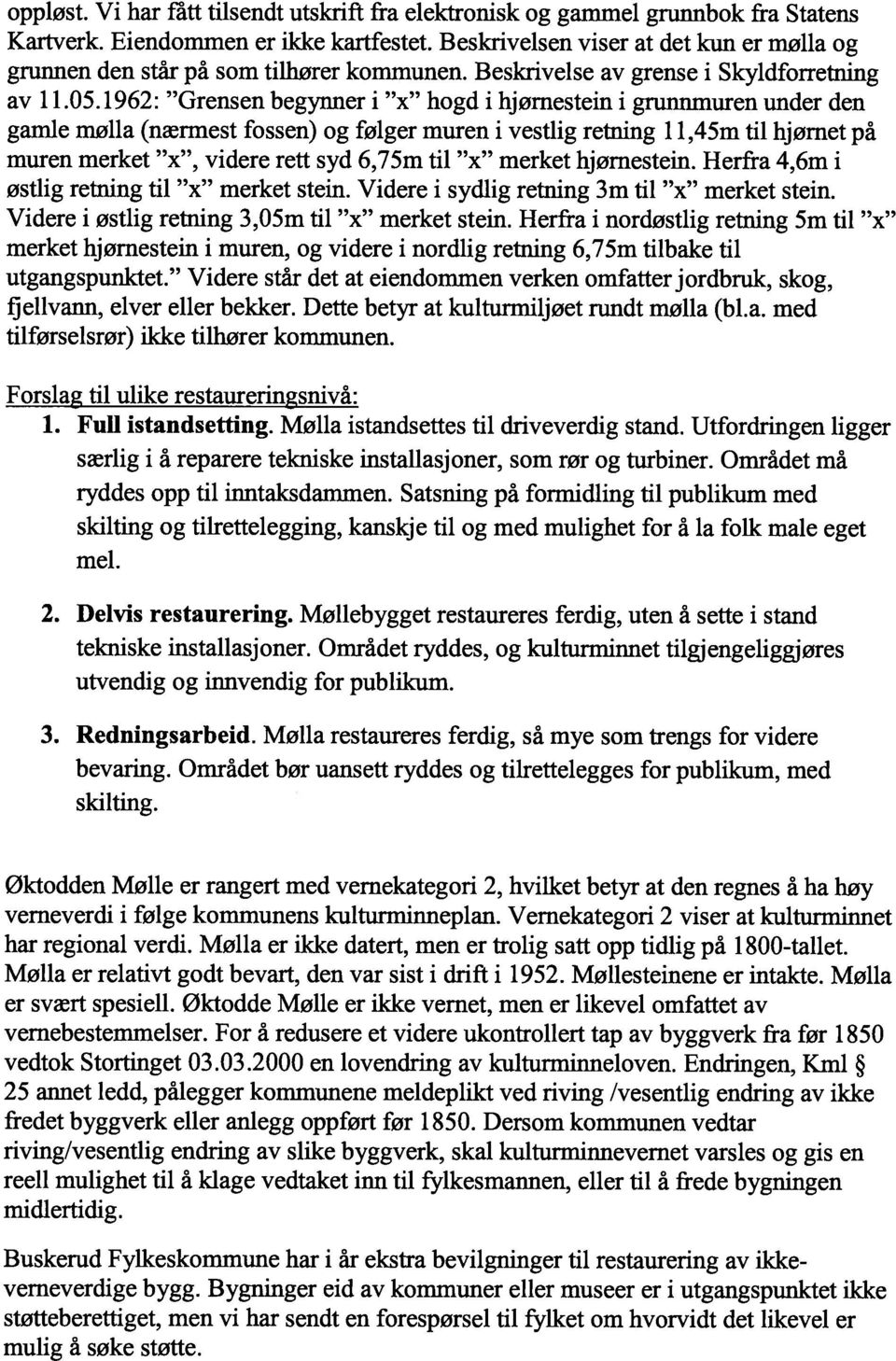 1962: Grensen begynner i x hogd i hjørnestein i grunnmuren under den gamle mølla (nærmest fossen) og følger muren i vestlig retning 11,45m til hjørnet på muren merket x, videre rett syd 6,75m til x