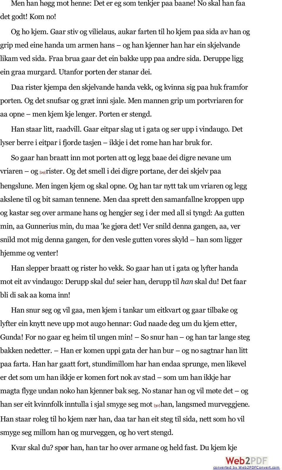 Fraa brua gaar det ein bakke upp paa andre sida. Deruppe ligg ein graa murgard. Utanfor porten der stanar dei. Daa rister kjempa den skjelvande handa vekk, og kvinna sig paa huk framfor porten.