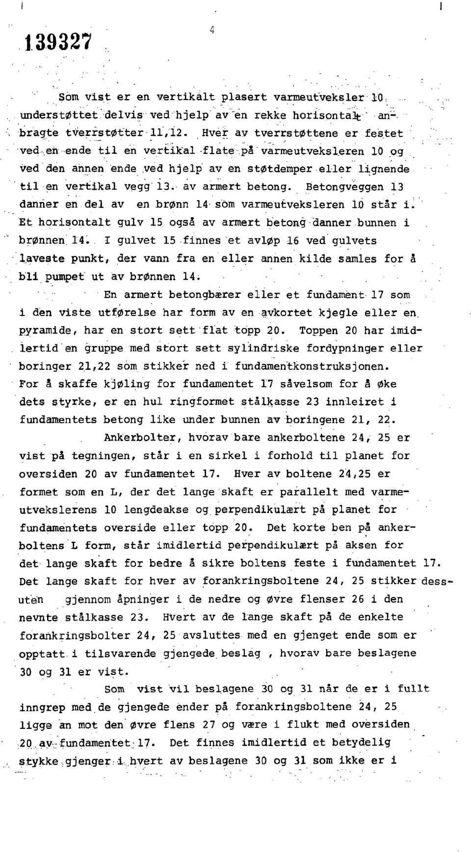 Betongveggen 13 danrier en del av en brønn 14 som varmeutveksleren lo står i. Et horisontalt gulv 15 også av armert betong danner bunnen i brønnen. 14. I gulvet 15 finnes et avløp 16 ved gulvets laveste punkt, der vann fra en eller annen kilde samles for å bli pumpet ut av brønnen 14.