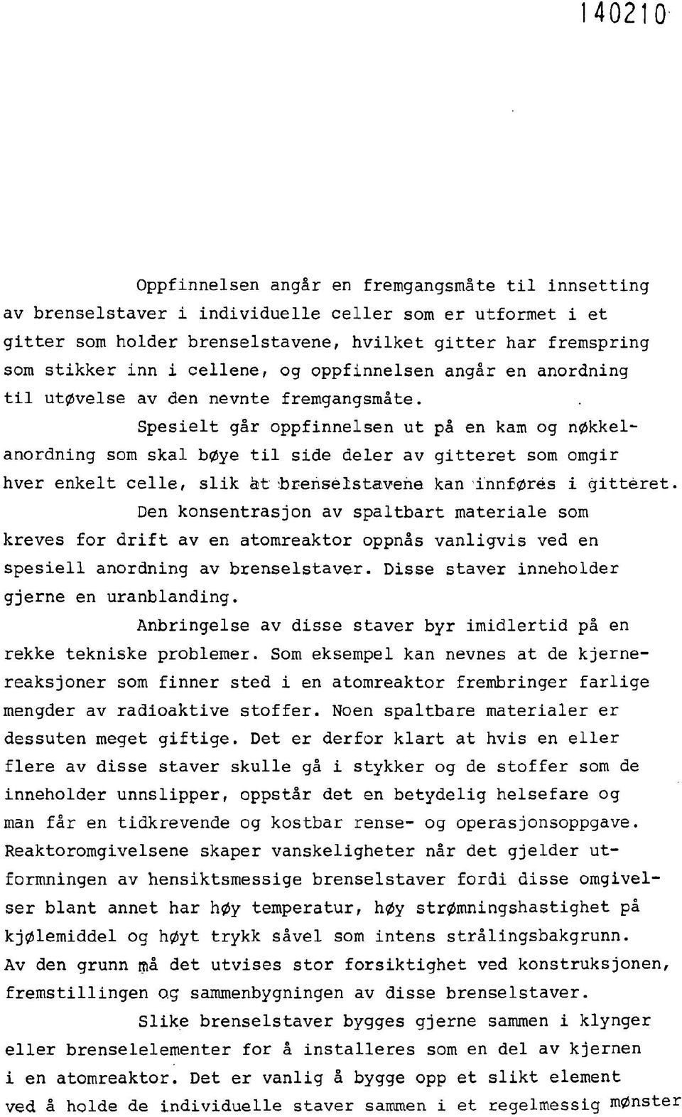 Spesielt går oppfinnelsen ut på en kam og nøkkelanordning som skal bøye til side deler av gitteret som omgir hver enkelt celle, slik &t brenselstavene kan innførés i gitteret.