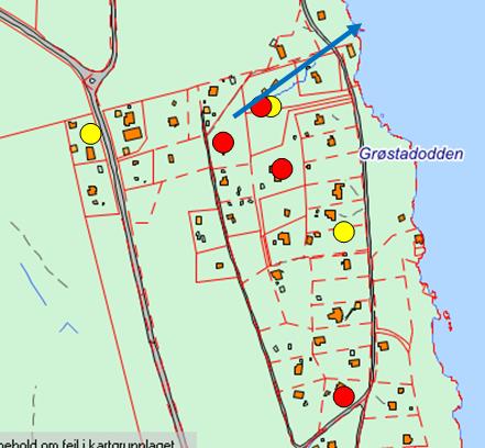 Figur 6: Brønner påvirket av tarmbakterier (rødt) og nitrogen (gult). Bekkedrag (blå pil). Mulig lokalisering av felles renseanlegg og hovedledningsanlegg merket med svart.