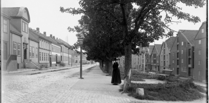 Bebyggelsen i Kjøpmannsgata 36 har blitt modernisert gjennom årene, men har intakte aldersverdier, spesielt i interiøret. Det er en hvelvkjeller under bygget.