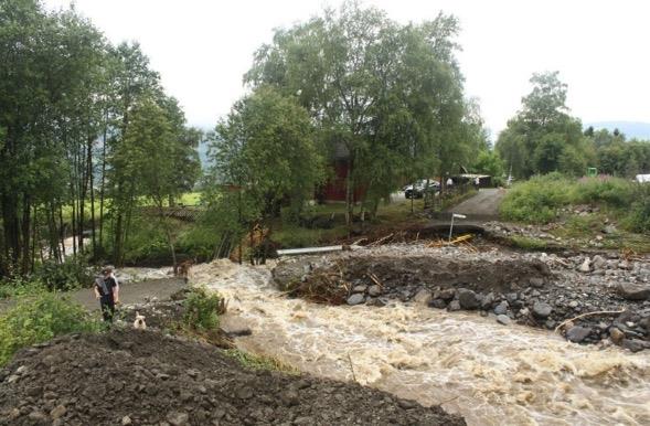 To eksempler fra ekstremværshendelse i 2014 i Lillehammer Det lønner seg å forebygge! Åretta: Flomskader på flere veier og jernbane Reprasjon: 45 mill.