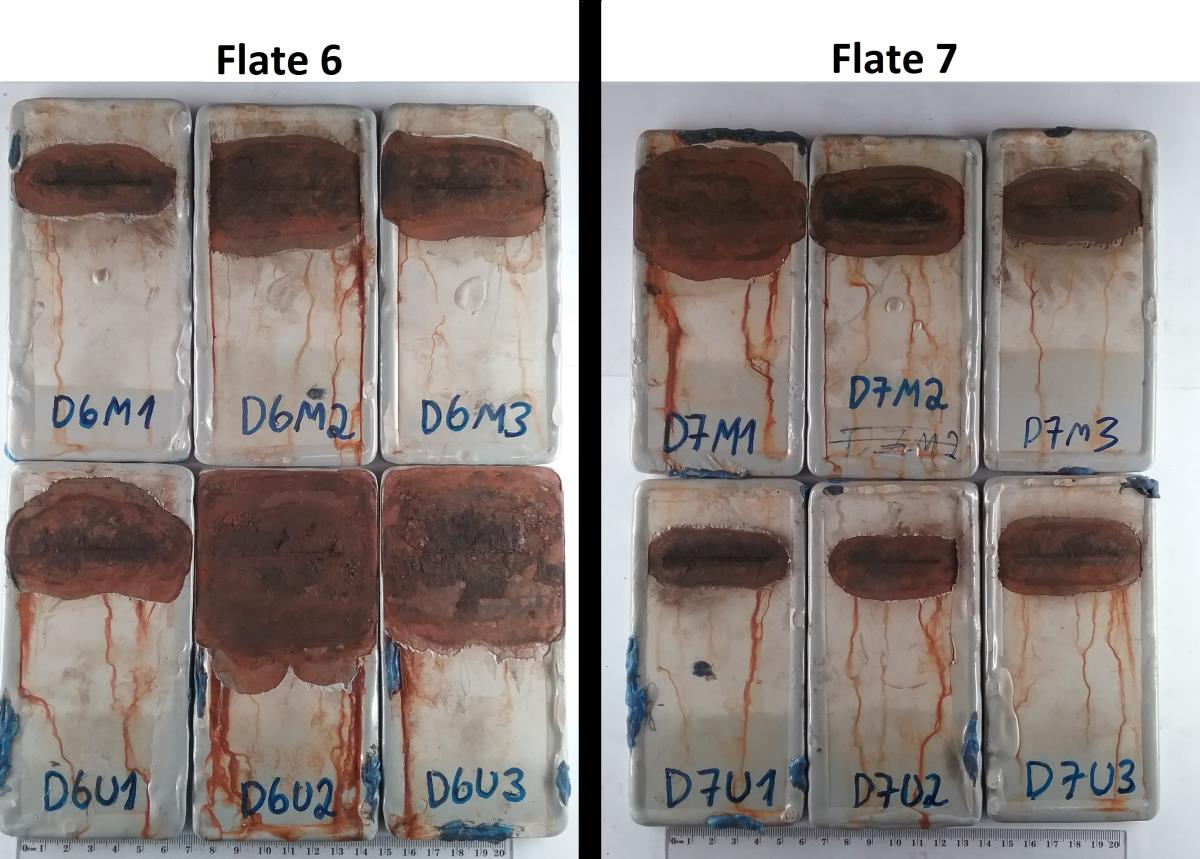 Figur 44: Bilder av prøver fra Flate D6 og D7 etter fjerning av løst belegg. De øverste radene er prøver maskinert med skjærevæske. De nederste radene er prøver maskinert uten skjærevæske.