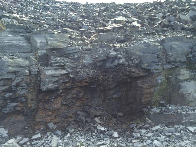 17 5.3 Berggrunnskartlegging Gneisen i steinbrotet har framtredae lagning med fall 25-30 grader mot nord-nordaust (figur 14 og 15).