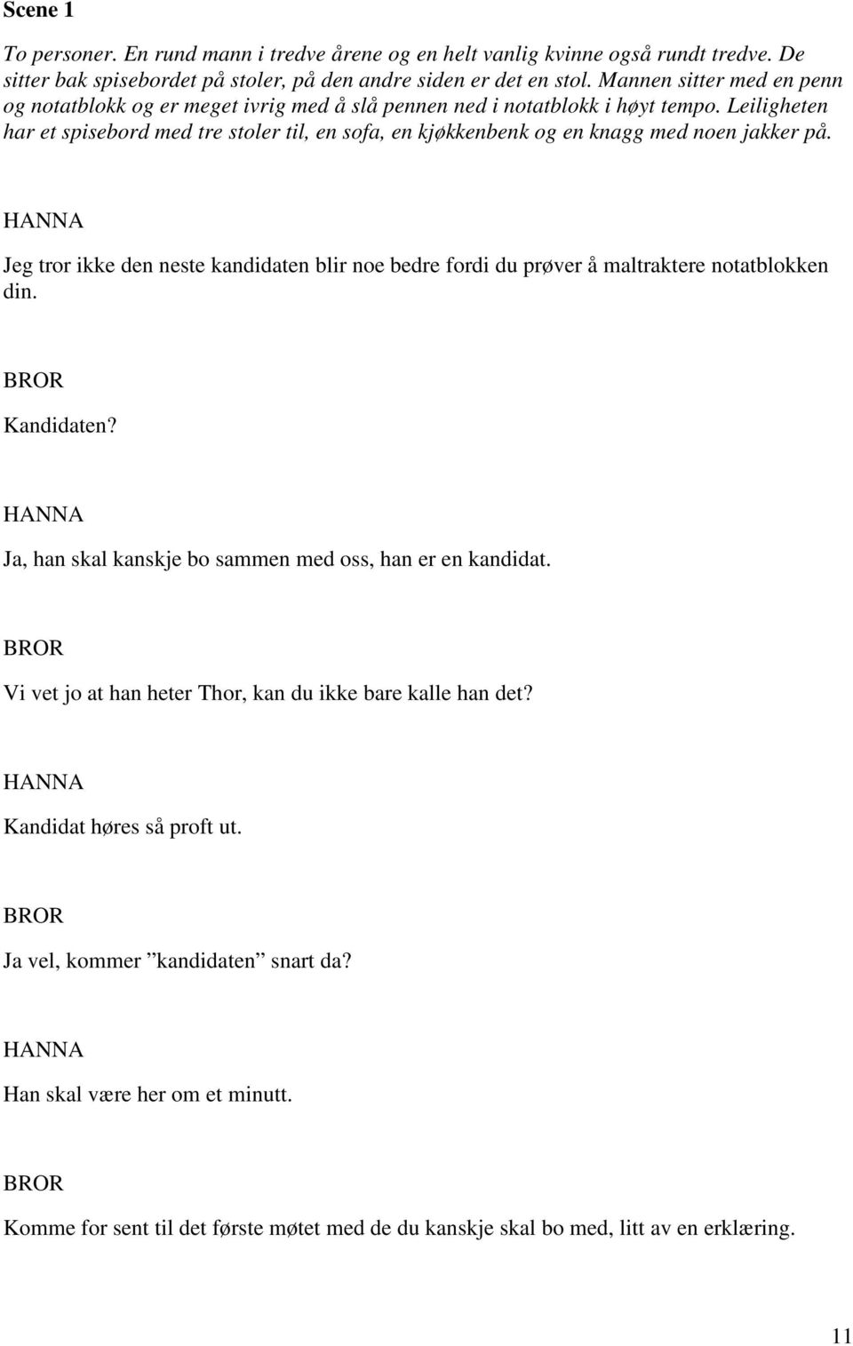 Leiligheten har et spisebord med tre stoler til, en sofa, en kjøkkenbenk og en knagg med noen jakker på.