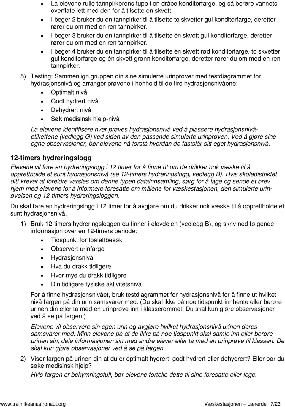 I beger 3 bruker du en tannpirker til å tilsette én skvett gul konditorfarge, deretter rører du om med en ren tannpirker.