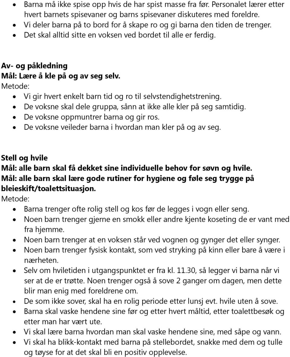 Vi gir hvert enkelt barn tid og ro til selvstendighetstrening. De voksne skal dele gruppa, sånn at ikke alle kler på seg samtidig. De voksne oppmuntrer barna og gir ros.