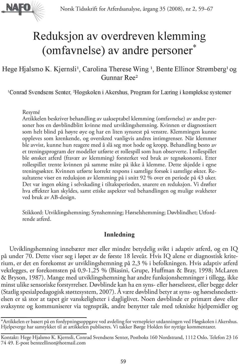 behandling av uakseptabel klemming (omfavnelse) av andre personer hos en døvblindblitt kvinne med utviklingshemning.