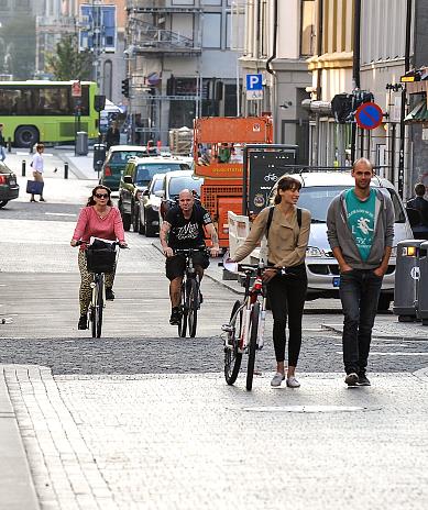 Sykling i blanda trafikk: kan være en sikker og god løsning Sykling i blanda trafikk Kan fungere godt i bygater med lav fart Enkelt og rimelig tiltak for sykkel og gange
