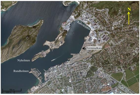 Figur 1: Oversiktsbilde over Bodø havn og Nyholmen [1]. Bodø havn er en av 7 sentralhavner i Norge. Store deler av strandsonen benyttes per i dag til kaianlegg.