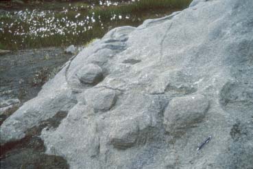 Figur 14 Detalj av huggespor, nordlige del av Bubakkforekomsten. Figur 15 Gryteemner som står igjen på sydsiden av forekomsten, sett mot vest.