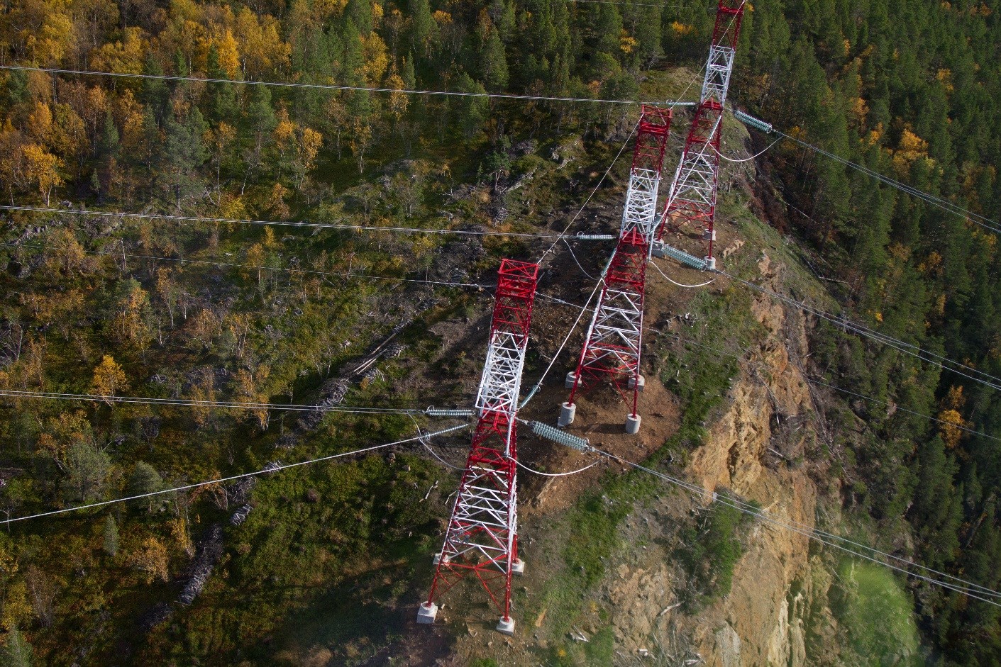 Side 4 Nord for Rombaksfjorden er det etablert tre nye master for fjordspennet. Inngrepene i områdene er begrenset og arealene tilfredsstillende istandsatt.