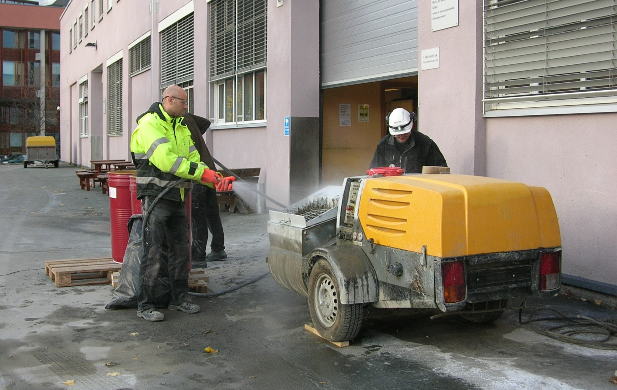 1 Innledning På oppdrag fra Vegdirektoratet har SINTEF utført prøvegysing av bergsikringsbolter montert i gjennomsiktige PVC-rør.