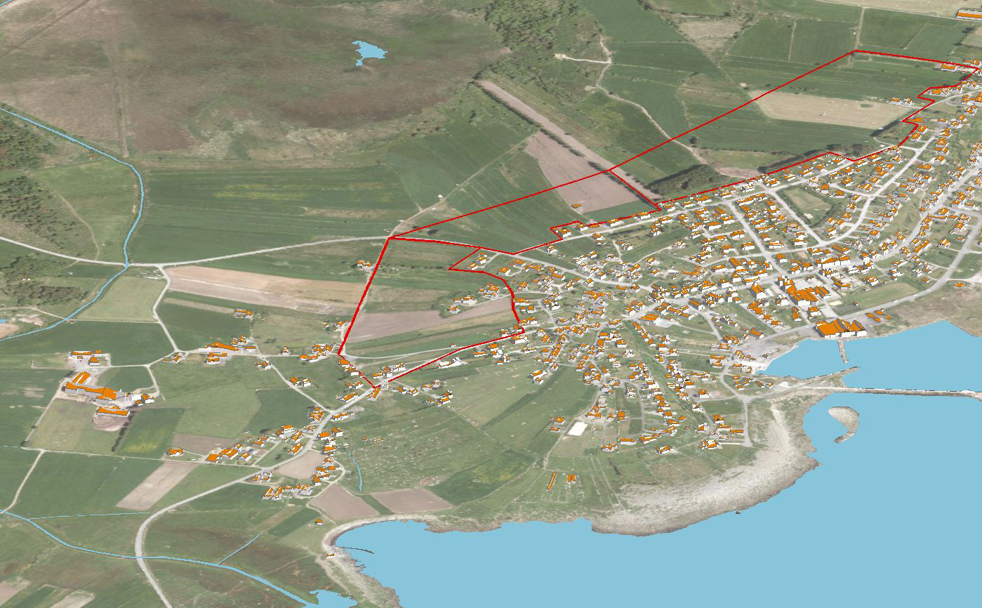 VESTBYGDA OMRÅDE A A BESKRIVELSE: Området ligger nord for og bak eksisterende bebyggelse i Vestbygda, et tettsted ut i havgapet. Arealet er pt. bebygd med ca.