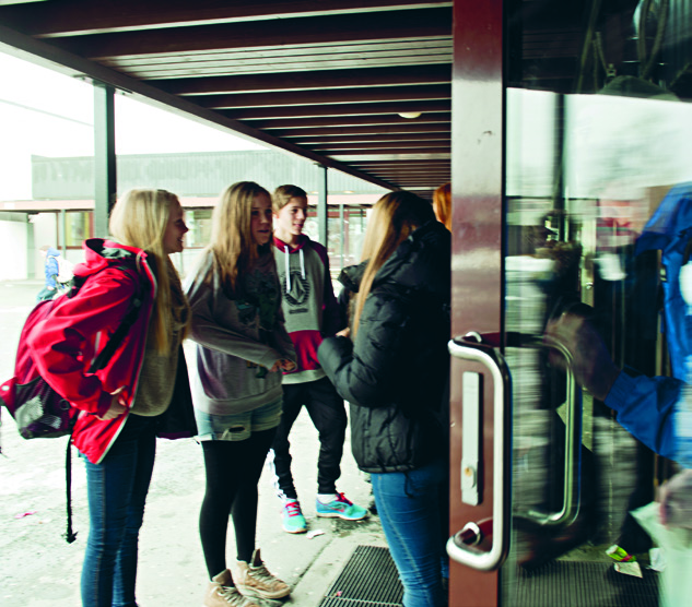 Magasinet Mobbing blant barn og unge Når barn blir fritt vilt Hver dag går minst 40 000 norske skolebarn hjemmefra med angst for å bli mobbet av medelever. Hva gjør det med dem?