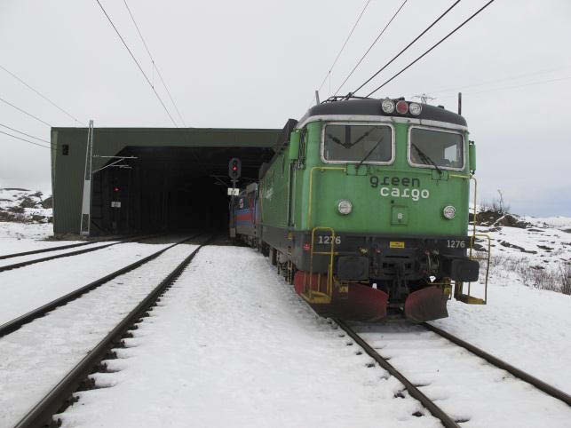Statens Havarikommisjon for Transport Side 3 Figur 2: Bildene viser det avsporede lokomotivet og første vogn i toget, samt toget forfra. 1.