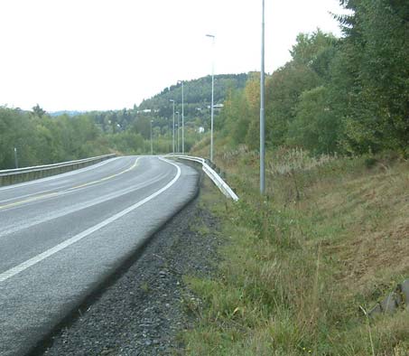 TS-INSPEKSJON AV EKSISTERENDE VEG Punkt nr.: 2 Vegnummer: Parsell/Strekn.-navn: Hp Km Retn. RV 999 Gruve - Holm 3 3,45 med Situasjonsbeskrivelse: Bilde 1 Feil/farlig rekkverksavslutning Ref.