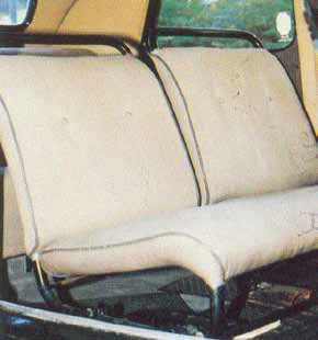1938 1939 Setene på 7 Eco har stoff i kastanjebrunt eller grå vadmel. 11 har et beigegrått, stripete stoff. Innertaket går nå ned rundt bakvinduet (fra slutten av -38).