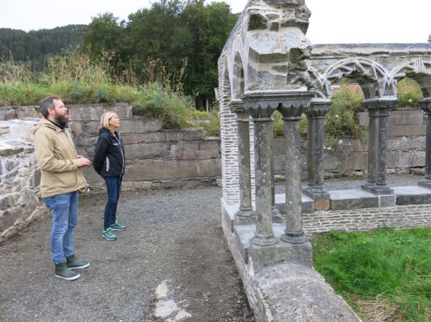 Reins kloster, Rissa, Sør-Trøndelag ID 16337 Ferdig!!! Årets arbeid har bestått av å ferdigstille vestveggen og dens topp, samt sluttføre arbeidet med toppavdekning i sørportalen. Den 8.