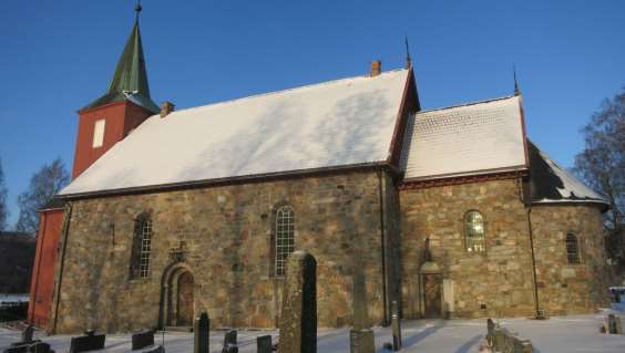 Dato: 20.1.2016 Til: Larvik kirkelig fellesråd v/ Øystein Langerud Fra: Mur og Mer v/ Hilde Viker Berntsen Emne: Tilstandsvurdering av murverk, Hedrum kirke Figur 1. Hedrum kirke sett fra syd.