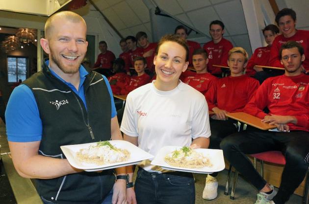 Svenn Gunge og Marte Wilhelmsen viste TIL-talentene hvordan de enkelt kunne lage gode og sunne hverdagsmiddager av fisk.