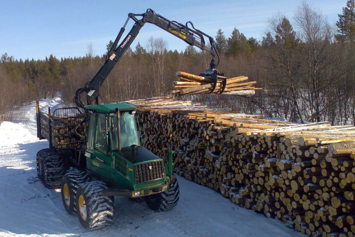 Pasvik biovarme lesser tømmer i Pasvik. Foto: Kenneth Løvberg 6.