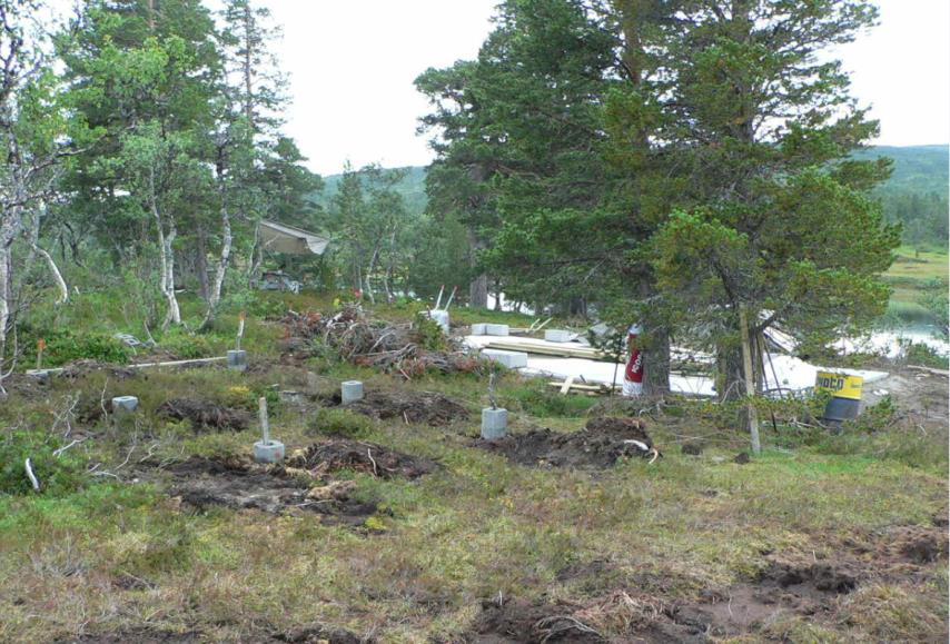 Kartutsnitt under viser eiendommen og vernegrensen, bygningene er plassert på fastmark mot vatnet.