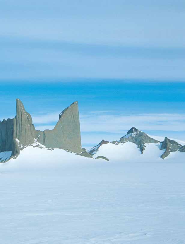 Antarktis gamle gneiser og spektakulære granitter Geologer har jevnlig deltatt på de norske Antarktis-ekspedisjonene til Dronning Maud Land og kartlagt berggrunnen.