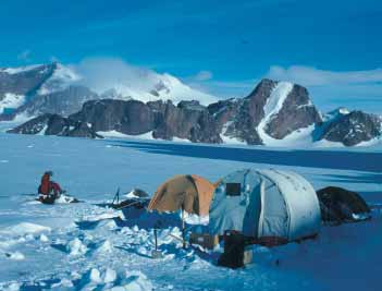 Arbeid i Antarktis bygger på internasjonalt samarbeid. Bildet viser deltagerne på den japansk-norsk-tyske geologi-ekspedisjonen i 2001-02.