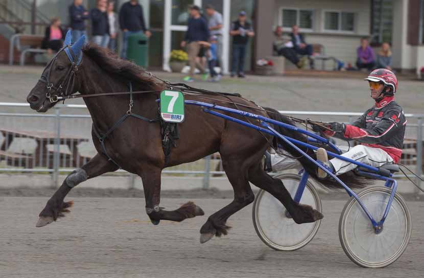 TRAVPROGRAM FREDAG Sørlandets 22. juli TRAVPARK Lillesand og Birkenes Travklubbs dag Mandal Travklubbs vandrepokal DNTs unghestserie Start 1. løp kl. 18.