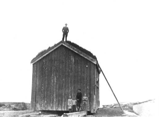 Flytting av hus fra landsbyen på Grande ca. 1900. Foto: Fosen billedarkiv Klima og miljøgevinster Bygningsmassen har utover sin historiske betydning også en miljøverdi. Husene er bygget.