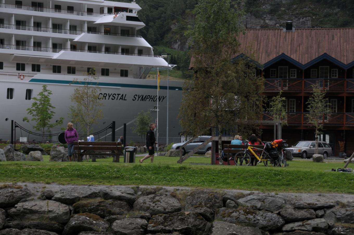 For å sikre årsakssammenheng, er den mest anerkjente metoden for å måle tilleggsforbruk stedlige undersøkelser der man spør besøkende hvor mye penger man har planlagt å bruke på destinasjonen og/