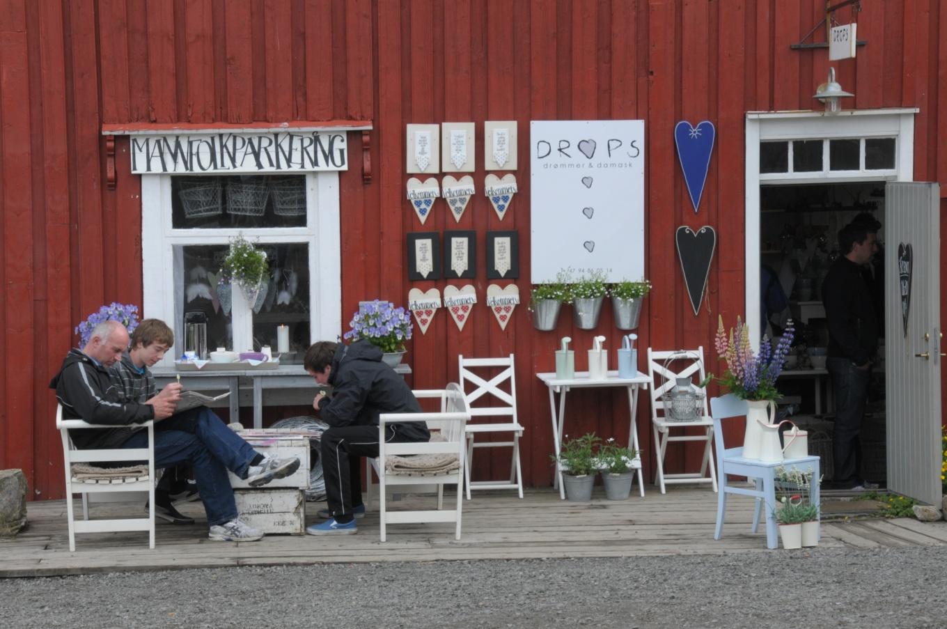 Foto: Marit Bendz. Mannfolkparkering på butikken Drops i Henningsvær 4.