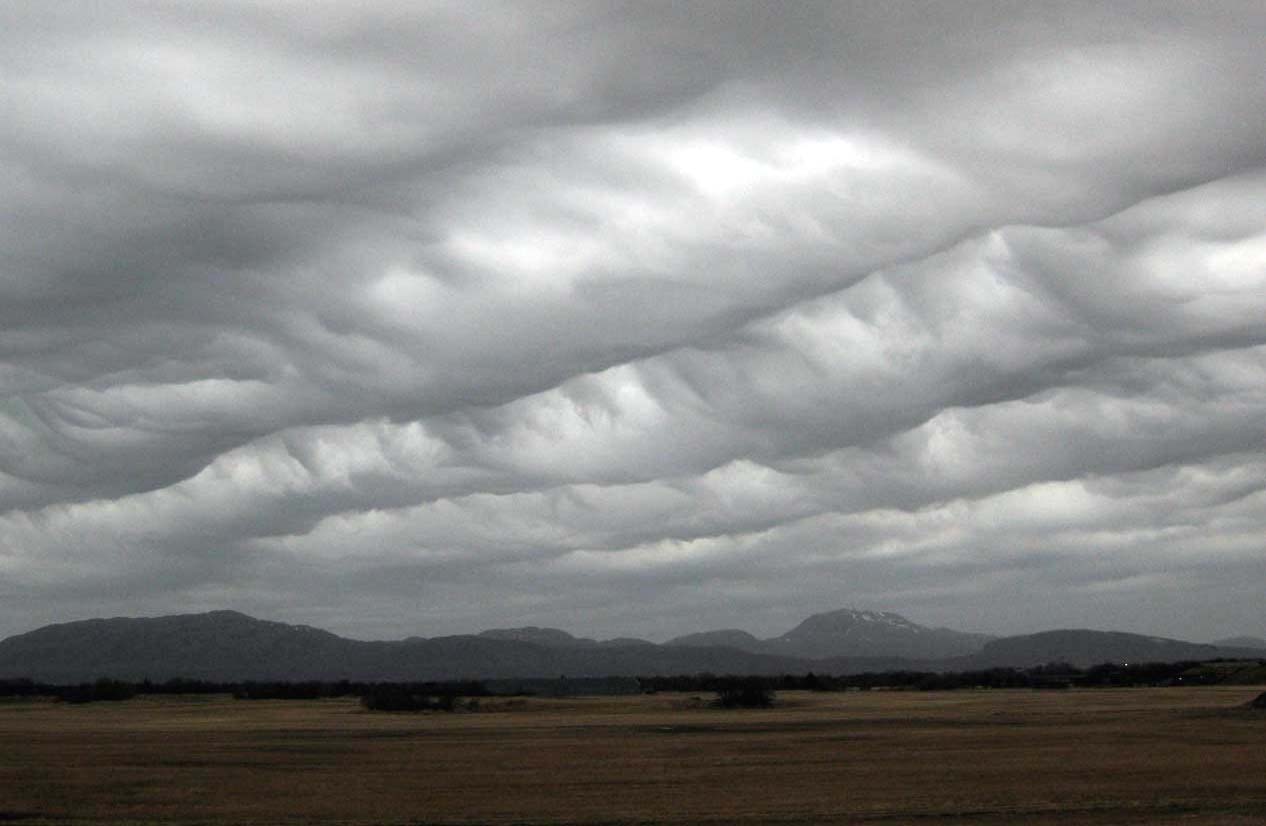 Været i Norge Klimatologisk månedsoversikt April 211 Nr. 4/211 ISSN 13-817 KLIMA slo, 2..211 Spesielle skyformasjoner om ettermiddagen den 1. april på Ørlandet.