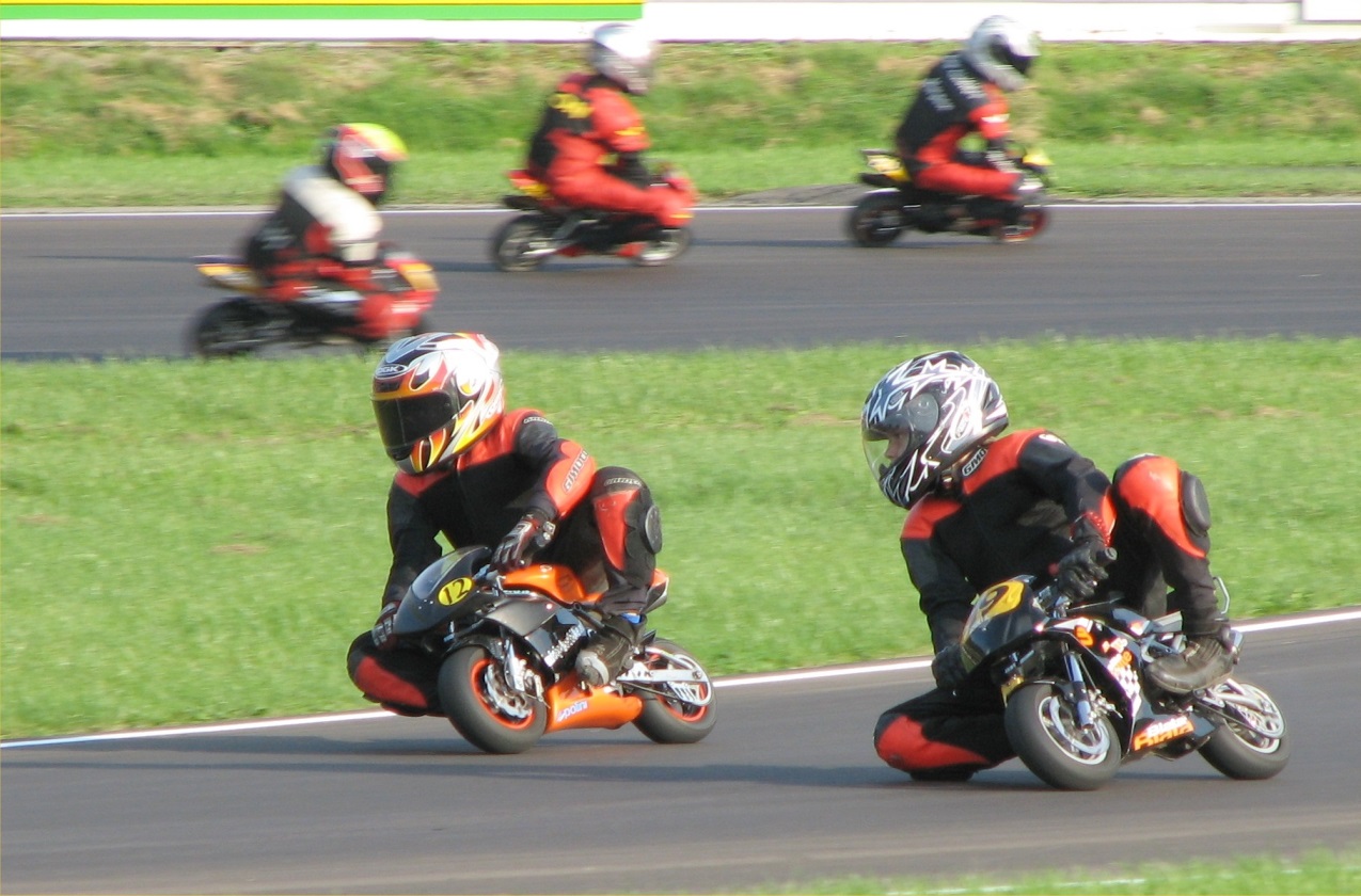 Bilder fra roadracing- minimoto med korte beskrivelser: Figur over: Slik kan en grunnleggende sittende kjøreteknikk se ut.