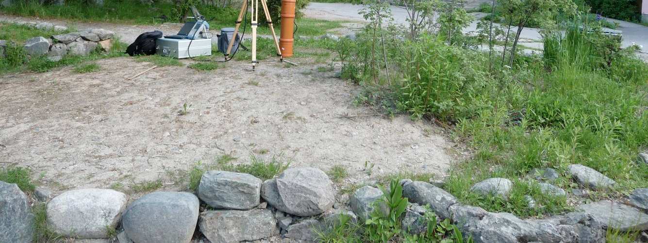 Målepunkt. Bildet nedenfor viser målepunkt (MP) utenfor skolen ved lekeplass/ oppholdsplass. Avstand fra Telenors antennemast er antatt å være ca. 100 til 130 meter.