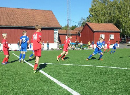 FOTBALL I RØA 03 Fotballavdelingen i Røa IL er en av de største i Oslo. Den består av rundt 80 lag og nærmere 900 spillere. I seriespill bruker Røa å stille lag i alle klasser fra 6 år til veteran!