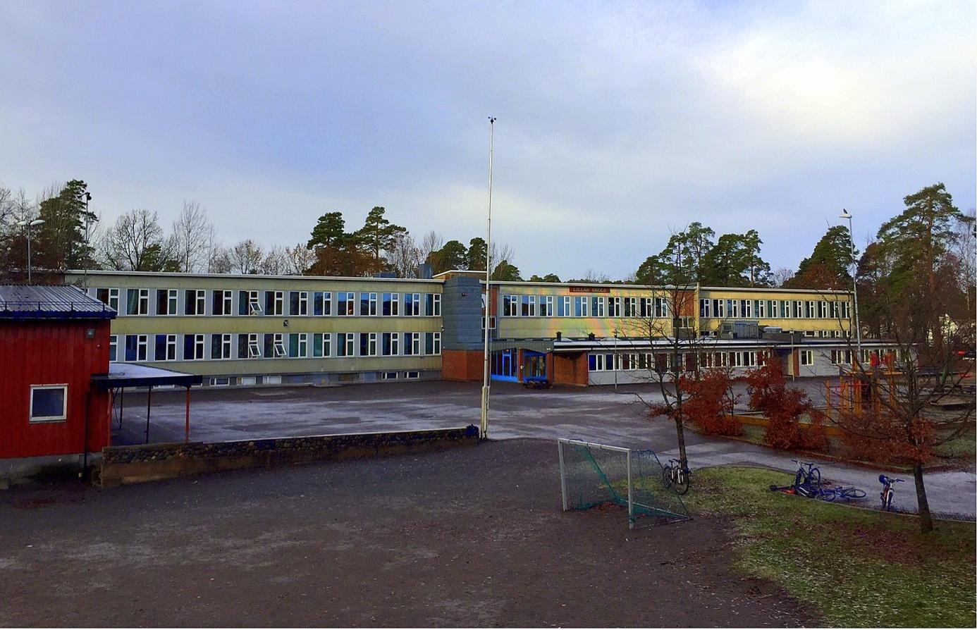 4.3 Lillås 4.3.1 Bygning Skole Lillås skole Adresse Lillåsveien 7, 3189 Horten Byggeår 1960 Areal bygg 4877 kvm Areal uteområde 24993 kvm Renovert Rehabilitert i 1999. Nytt påbygg på SFO 2015.