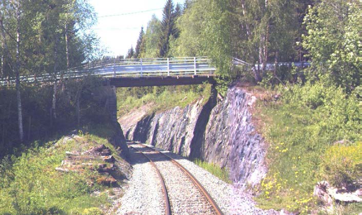 Veibru ved 78,670 km Kvennmoen bru Byggeår: 1978 Trøbakkveien går i bru over jernbanetrasé Ikke høy nok til