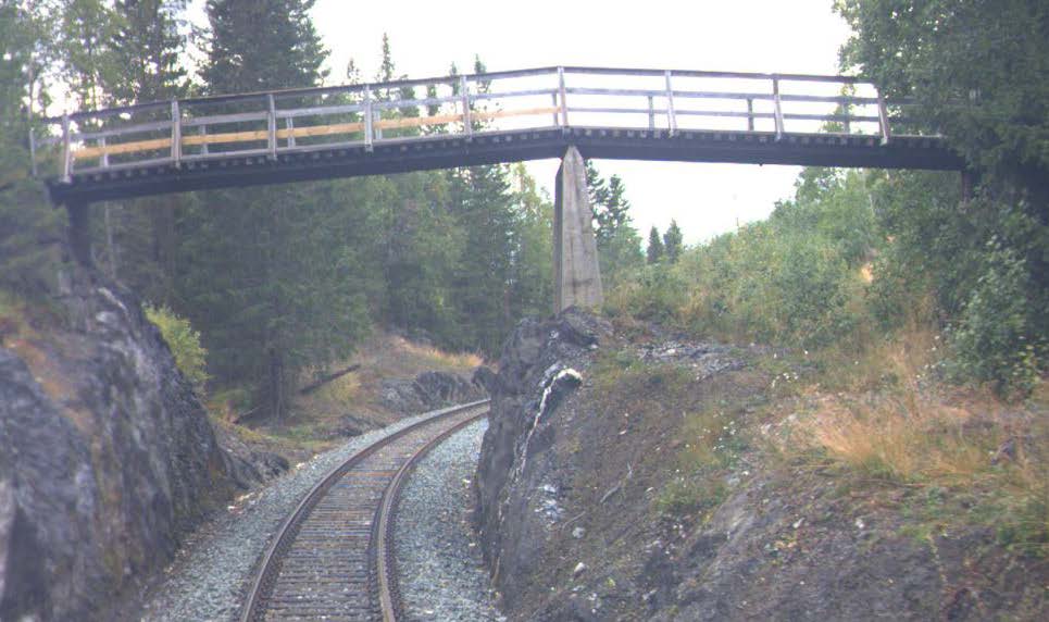 Overgangsbru ved 83,104 km Byggeår: 1927 Ikke høy nok til