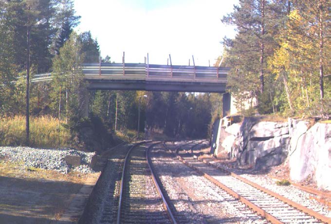 Overgangsbru ved 88,227 km Ved Kopperå stasjon Byggeår: 1935 Ikke høy nok til