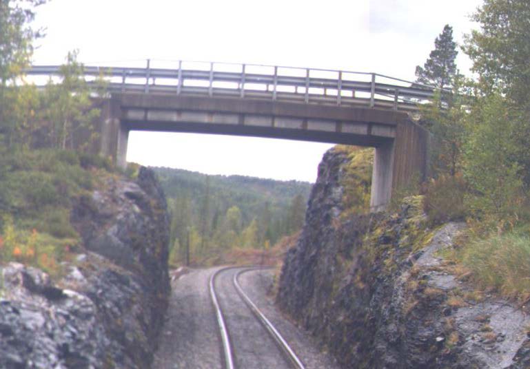 Overgangsbru ved 91,350 km Grønberg/Tevla bru Byggeår: 1991 Høy nok til