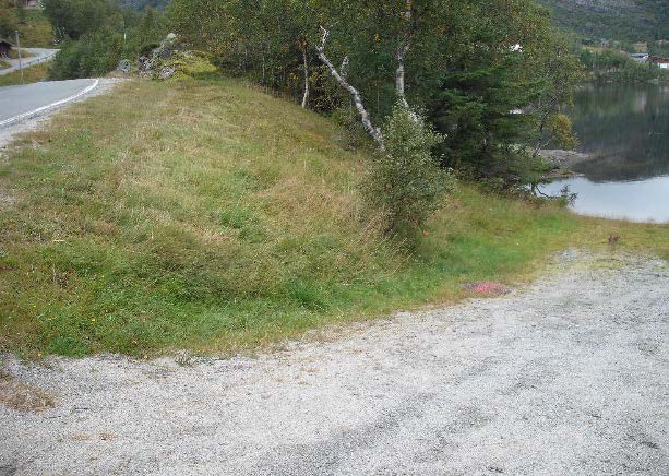 Figur 4-11, parkeringsplass Vreistebakken. På toppen av Vreistebakken er det en avkjørsel ned mot Beinesvatnet. Avkjørselen er relativt nylig opprustet. På motsatt side av fv.