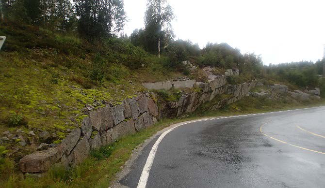 Figur 4-17 viser fv. 468 på fylling i Svartevatn. I GP-krysset skjærer vegen seg inn i terrenget med stedvis stablet steinmur og fjellskjæring. Fv. 45 Vreistebakken stiger deretter relativt bratt.