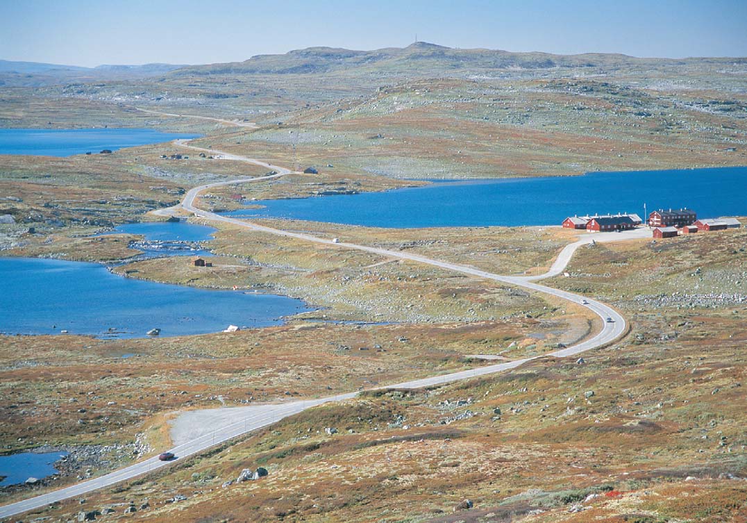 Påvirkningsfaktorene Villreinens anstrengte forhold til mennesker Dagens villreinfjell er naturligvis annerledes enn tidligere tiders, og de er fortsatt i endring.