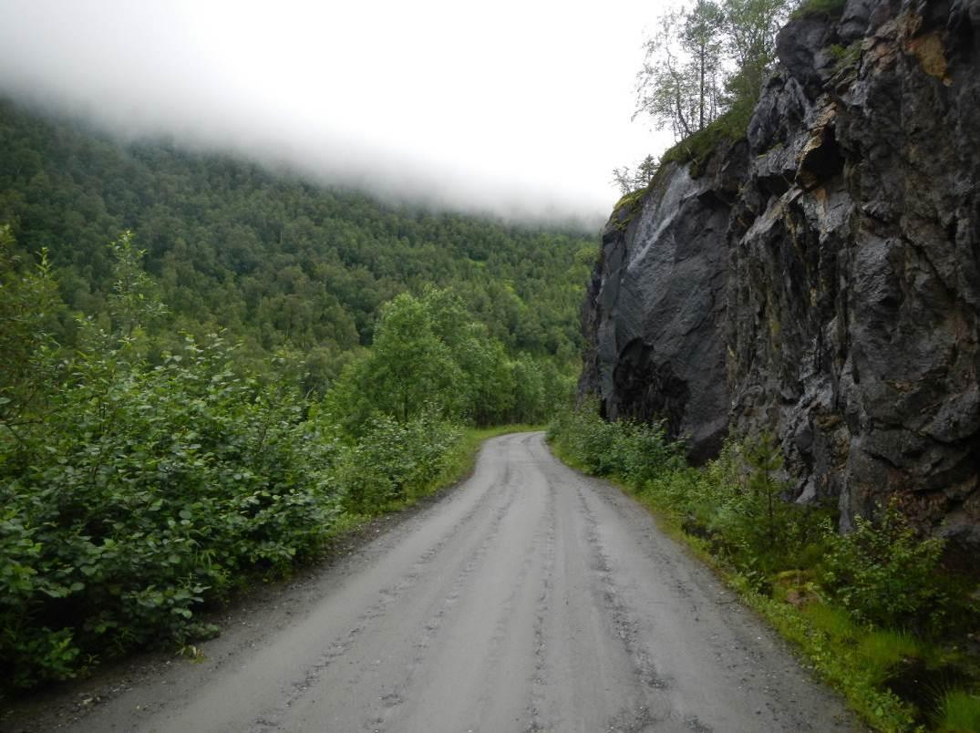 Nord-Norsk Småkraft AS Fotografi 2: Inntak til venstre og kulvertkryssing under