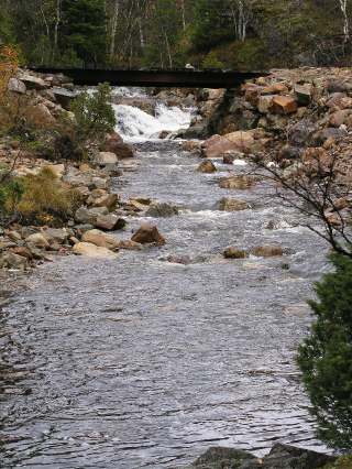 Lokalitet 5. Hisåna nederst. Her ligger en 1,5 meter høy foss omtrent 25 m fra vannet. Mulig er denne passerbar innerst mot syd. Ca. 100 meter lenger oppe ligger en bratt 10 m høy foss.