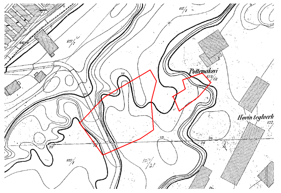 Kotekart fra 1920 med inntegnede bygninger i området [1]. Områdene hvor det nå er foretatt utgravning pga. oljeforurenset masse er avmerket med rødt.